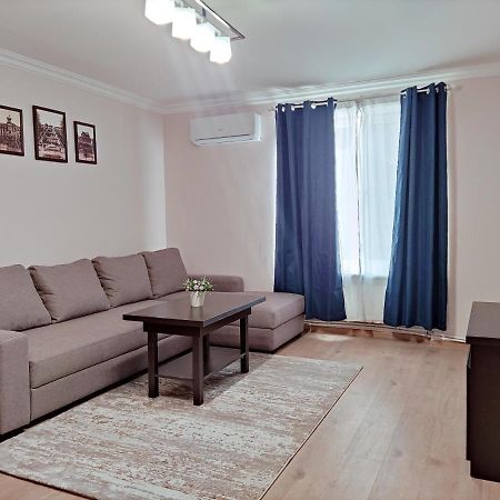 Renovated 1 Bedroom With King Size Bed In Kentron Yerevan Exterior photo