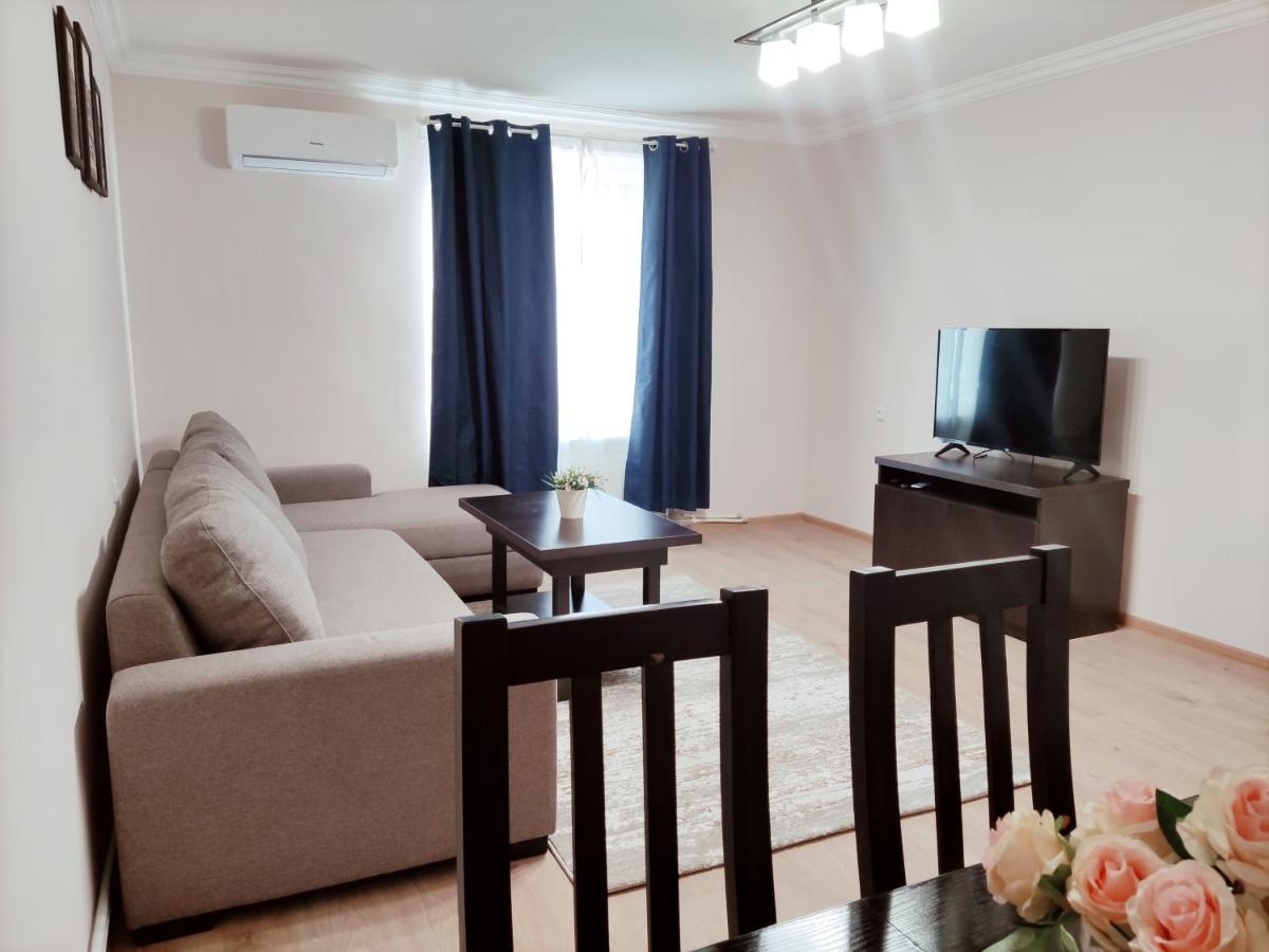 Renovated 1 Bedroom With King Size Bed In Kentron Yerevan Exterior photo